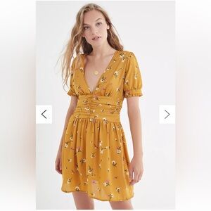 Urban Outfitters | Emmy Ruched Floral Short Sleeve Dress Medium